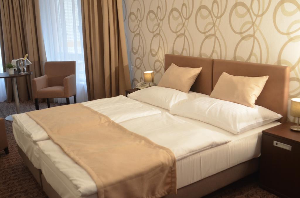 Hotel Atlas เบเนชอฟ ภายนอก รูปภาพ